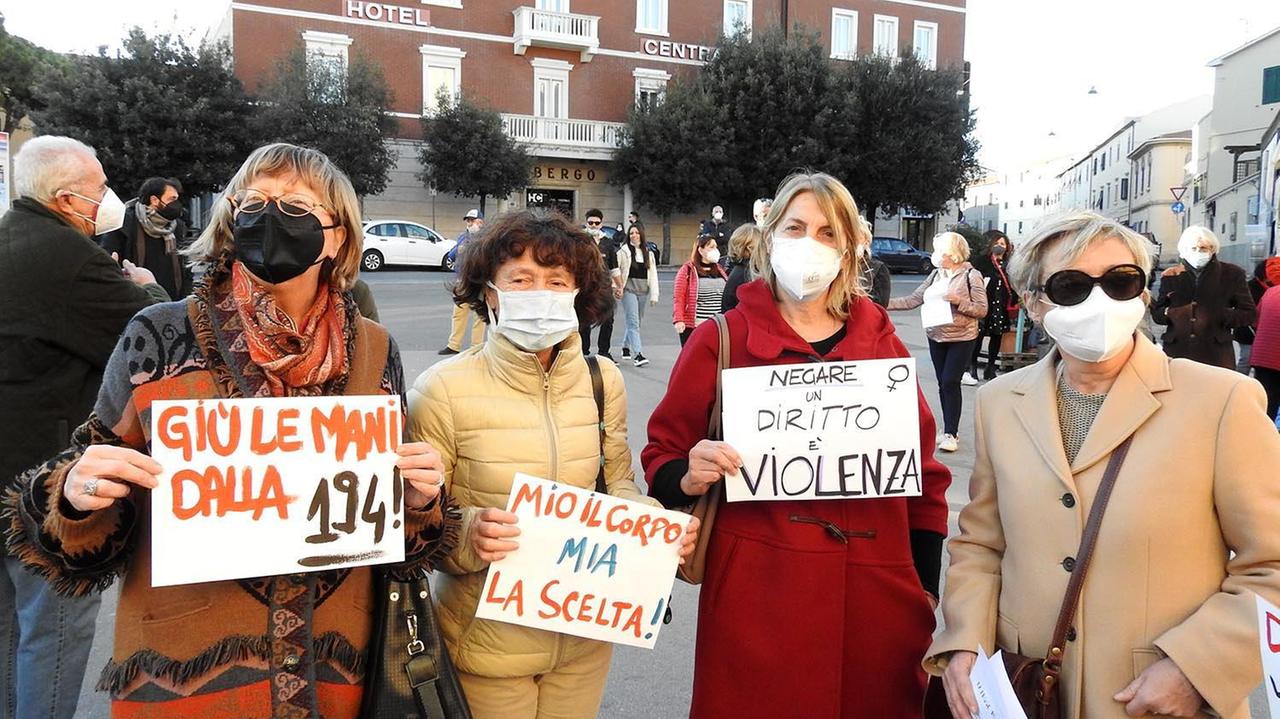 Protesta in piazza contro gli antiabortisti: «Libere di scegliere, giù le mani dalla 194»