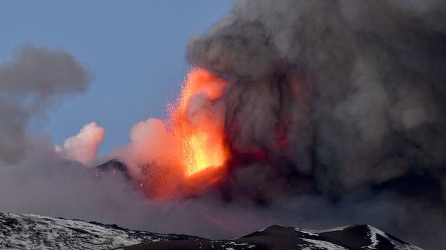 Etna: fontana di lava e cenere lavica da cratere di Sud-Est