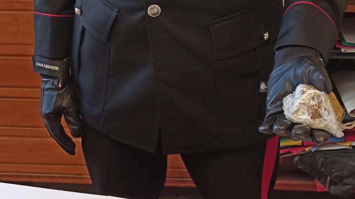 La droga e i telefoni sequestrati dai carabinieri