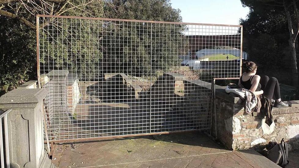 Una delle cancellate al Giardino Scotto