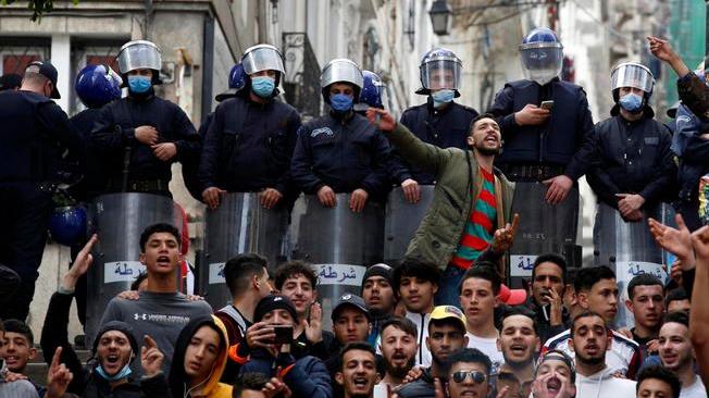 Algeria: proteste in piazza nonostante divieti