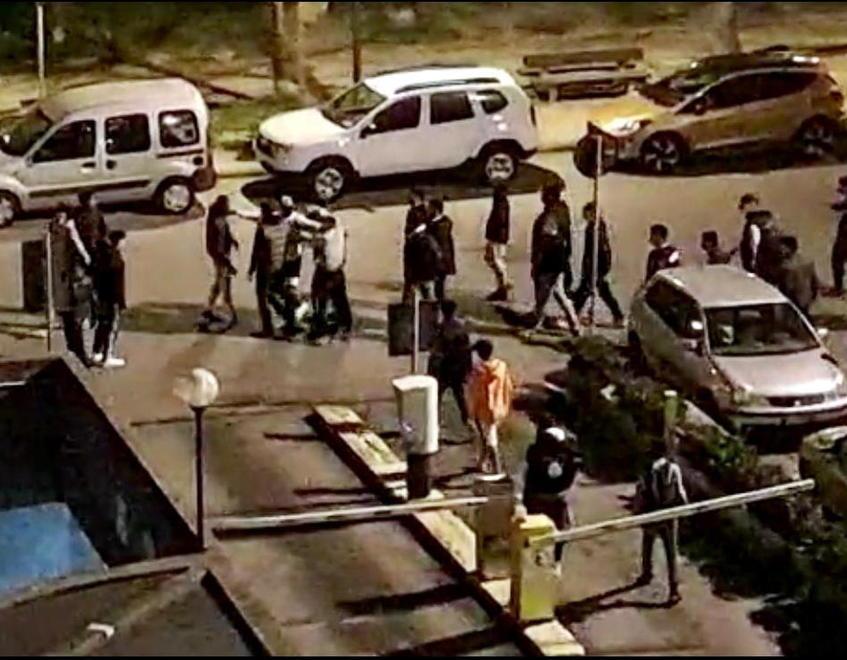 «C’è una rissa tra bande di ragazzi in piazza Attias», arrivano polizia e carabinieri 