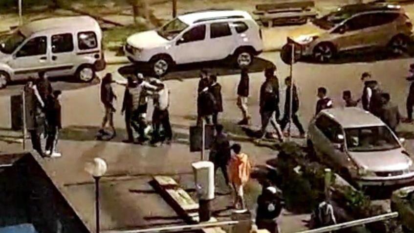 «C’è una rissa tra bande di ragazzi in piazza Attias», arrivano polizia e carabinieri