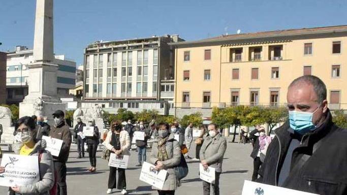 In piazza Aranci ecco gli esasperati «Abbiamo bisogno di fatti, in fretta»