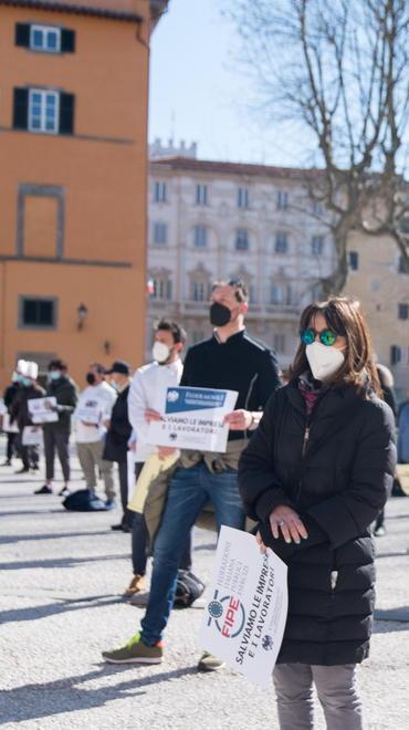 Imprenditori e dipendenti in piazza «Fateci aprire, siamo allo stremo» 
