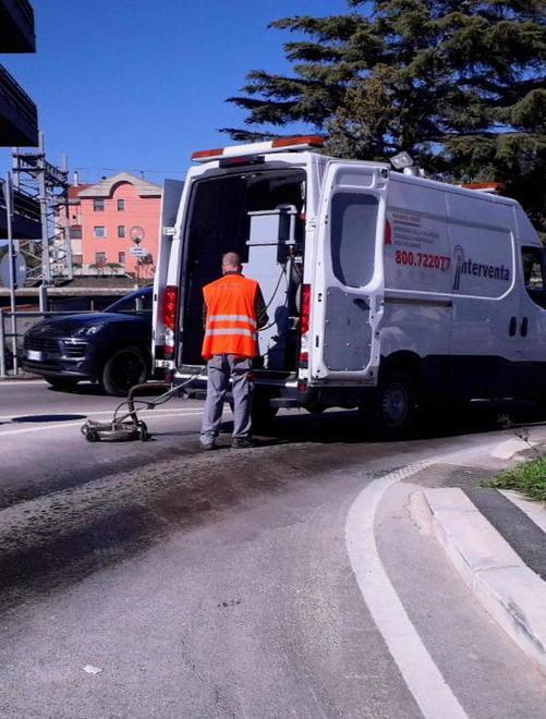 Furgone perde gasolio Deviato il traffico