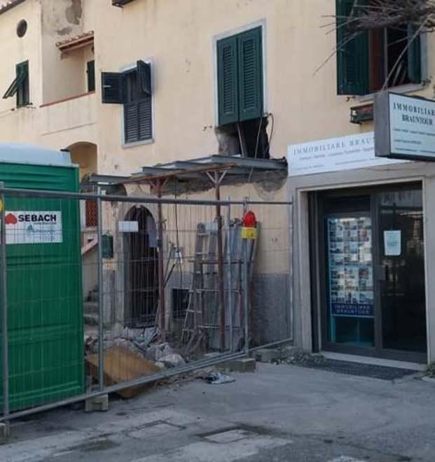 Fermati i lavori al balcone in piazza della Vittoria