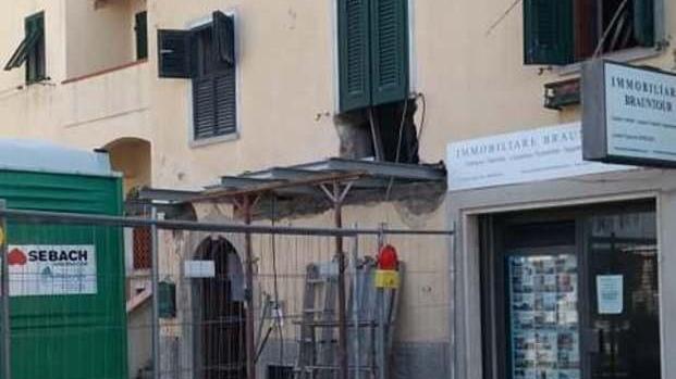 Fermati i lavori al balcone in piazza della Vittoria