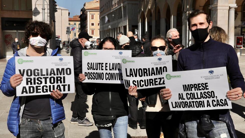 Aggrappati ai fidi e ai contributi-mancia «Il lavoro è dignità, adesso fateci aprire» 
