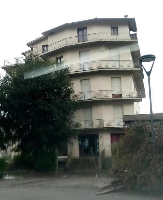 Ventiquattro migranti ospiti nell’ex albergo Giardini 