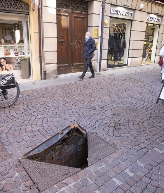 Scoppia un tombino, paura in via Castellaro 