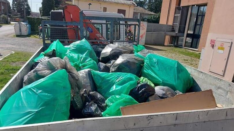 Sessanta sacchi di immondizia raccolti in due ore dai volontari di “Pulòm Puii”