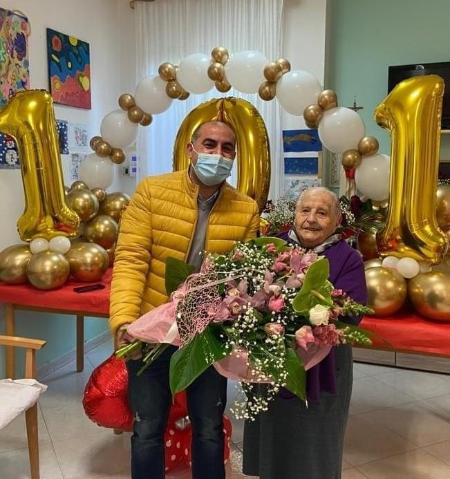 Tia Lisighetta festeggia 101 anni e il sindaco le dona un bouquet