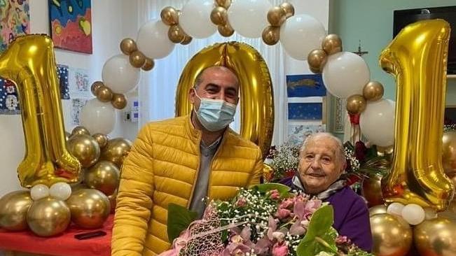 Tia Lisighetta festeggia 101 anni e il sindaco le dona un bouquet