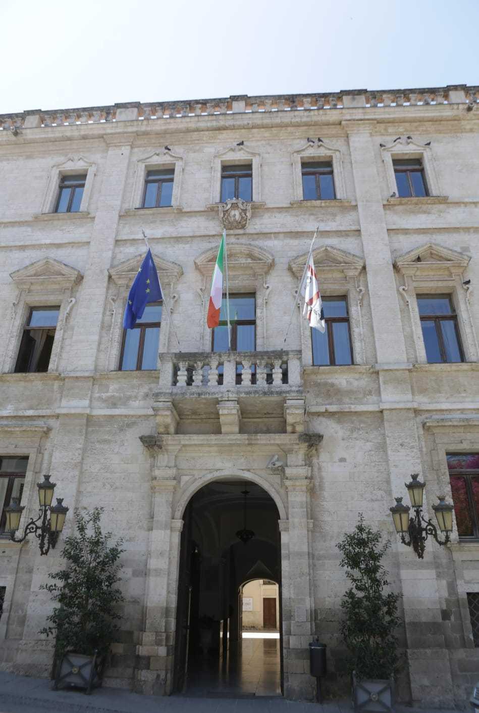 Da otto a sedici ore a settimana: chi rifiuta perde l’assegno