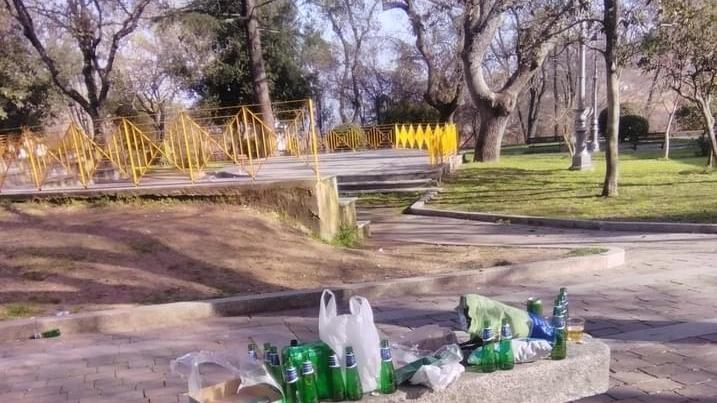 Giardini pieni di rifiuti, la città si indigna sul web 