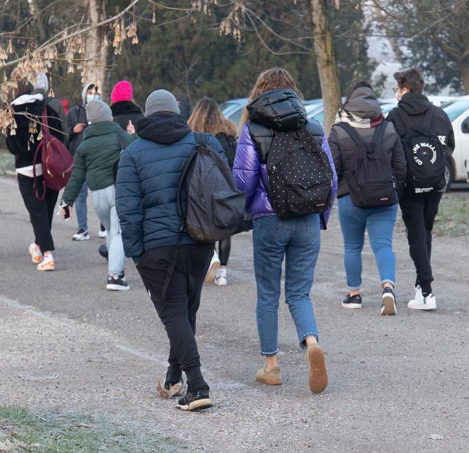 Varianti, i contagi volano nelle scuole. Cosenza (Asl): si dovrebbe chiudere 