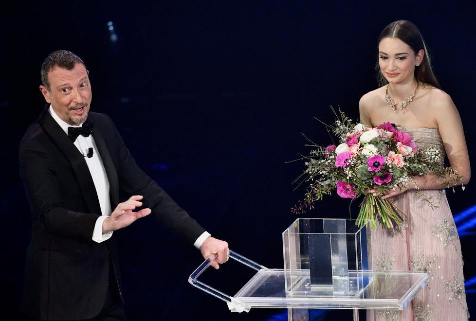 Sanremo, la prima serata: colpi a vuoto e qualche “stecca”, lo show decolla ma per ora non brilla 