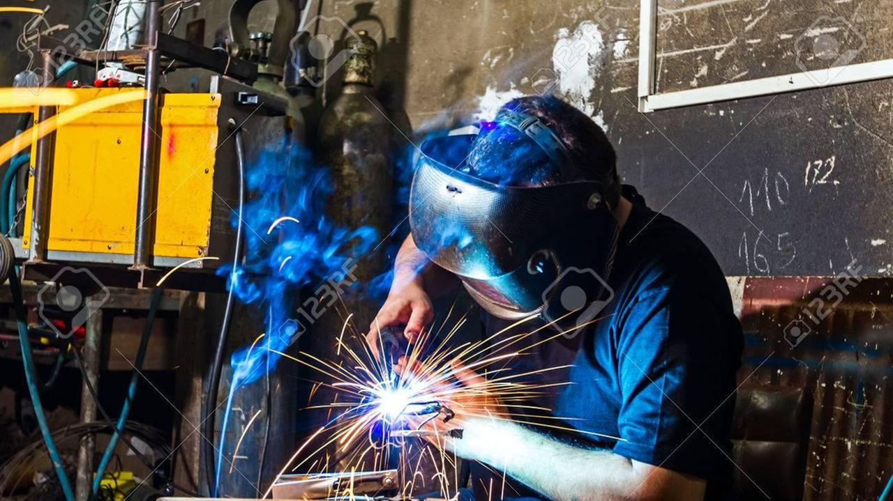 10 carpentieri e saldatori in azienda metallurgica