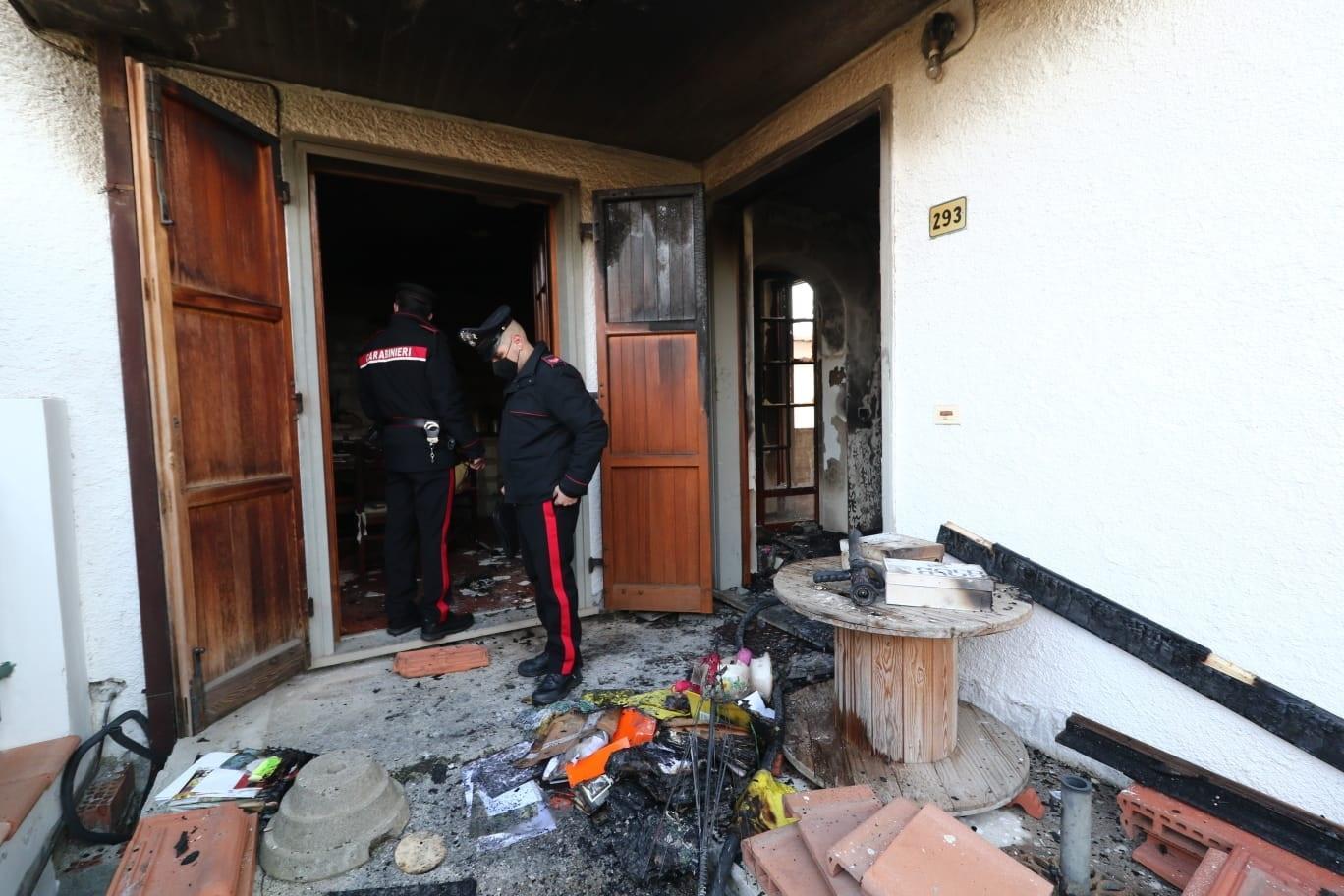 Massa, paura per un incendio in via Quercioli: ustonata una donna