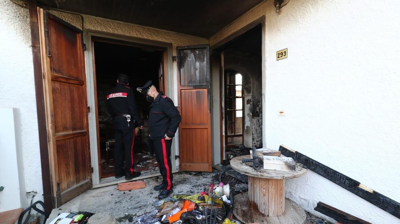 Massa, paura per un incendio in via Quercioli: ustonata una donna