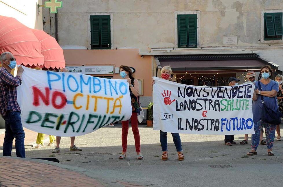 Alcuni striscioni durante una manifestazione del Comitato contro il progetto di ampliamento della discarica diIschia di Crociano gestita da Rimateria