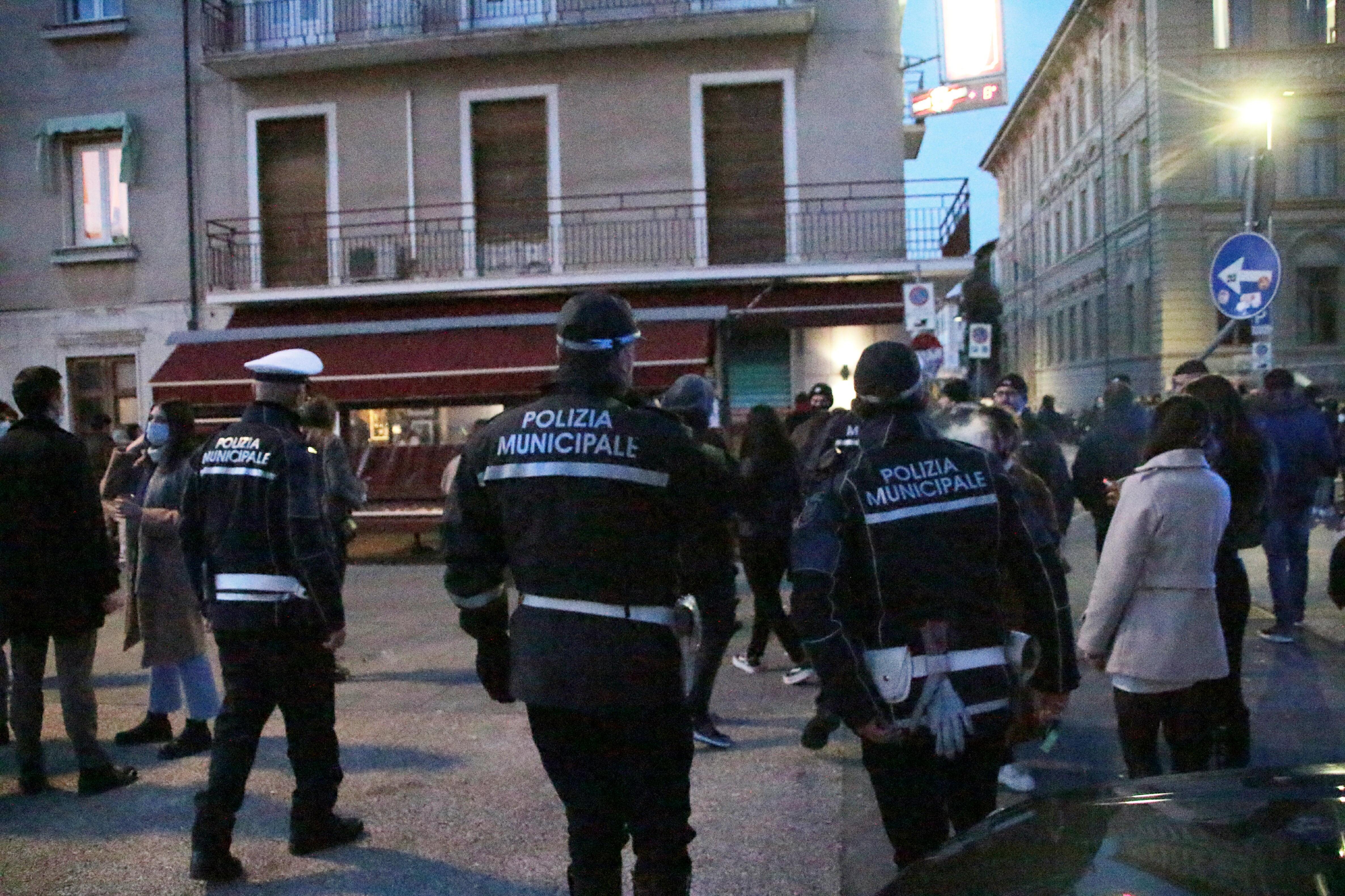 La polizia municipale di Viareggio in piazza Shelley nei giorni scorsi