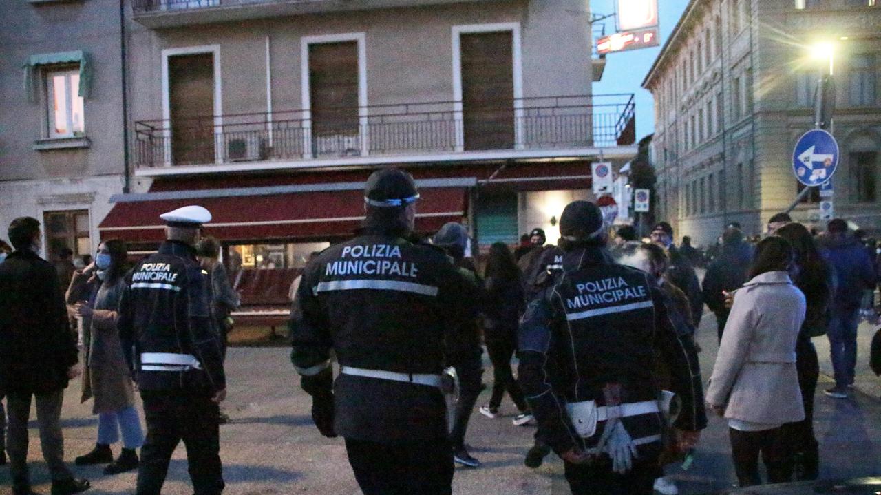 La polizia municipale di Viareggio in piazza Shelley nei giorni scorsi