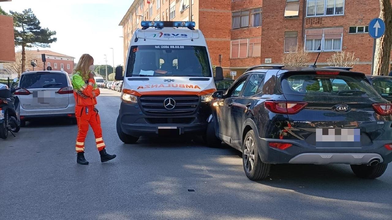 L'ambulanza danneggiata della Svs e la Kia che si è schiantata contro lo spigolo