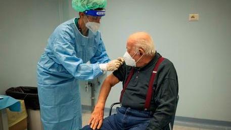 L'Assl di Sassari avvia la campagna vaccinale per gli over 80
