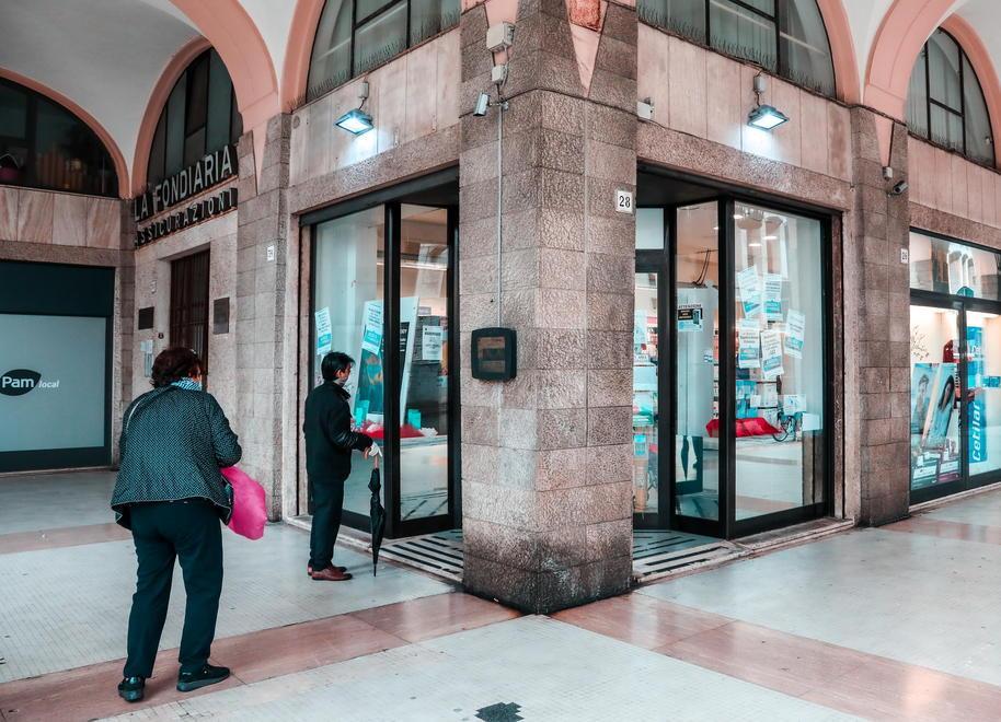 La farmacia di via Grande chiude due mesi per lavori: «Ecco come cambierà»