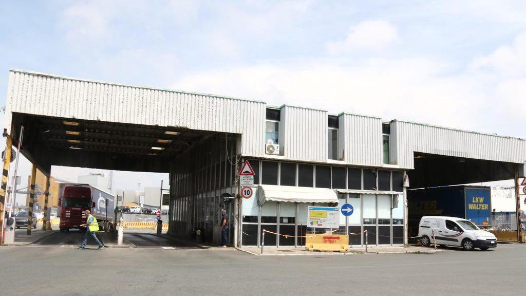 L'ingresso del terminal Sintermar (foto d'archivio)