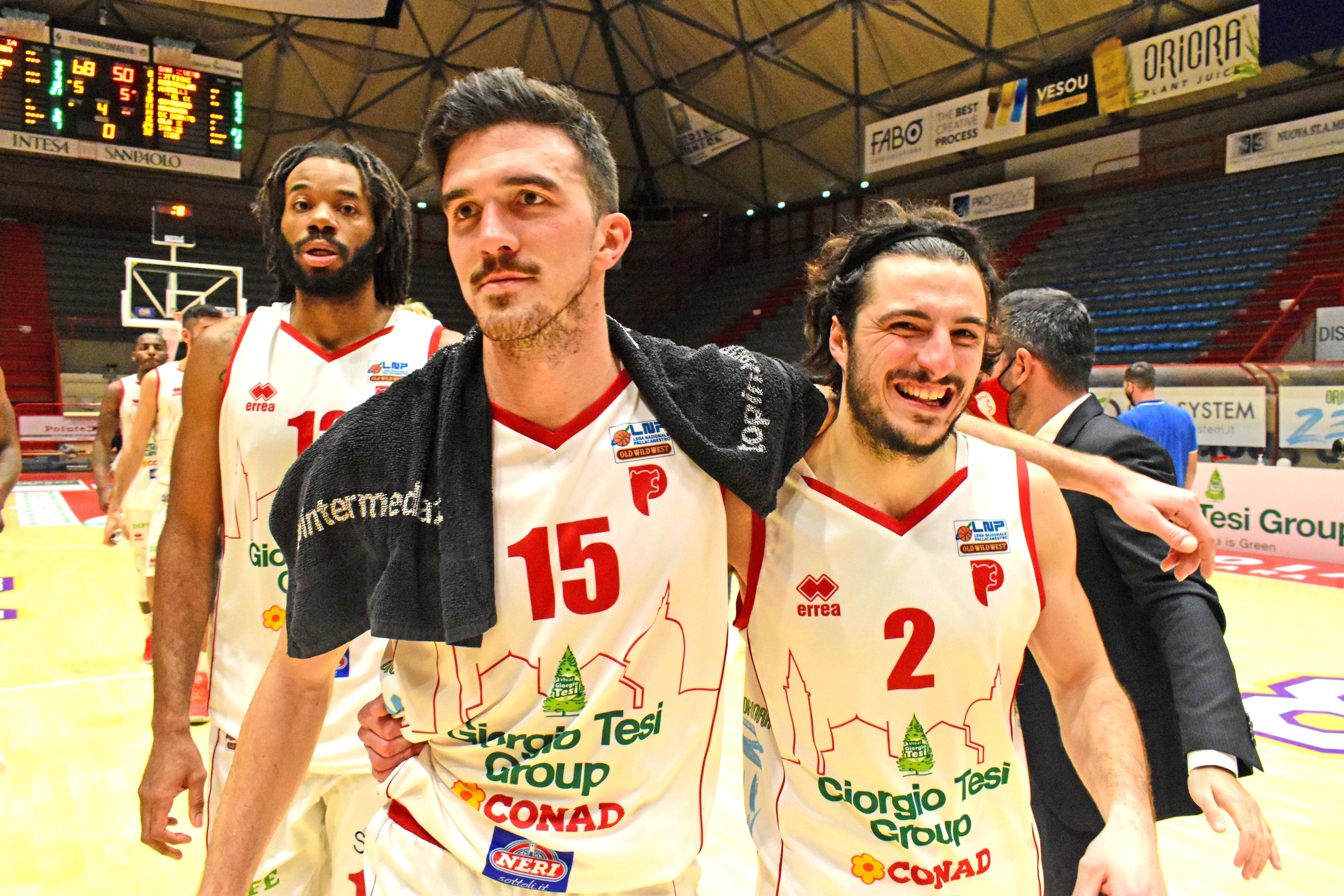 Saccaggi e Della Rosa sorridenti a fine partita e con alle spalle Fletcher  (Foto Gori)