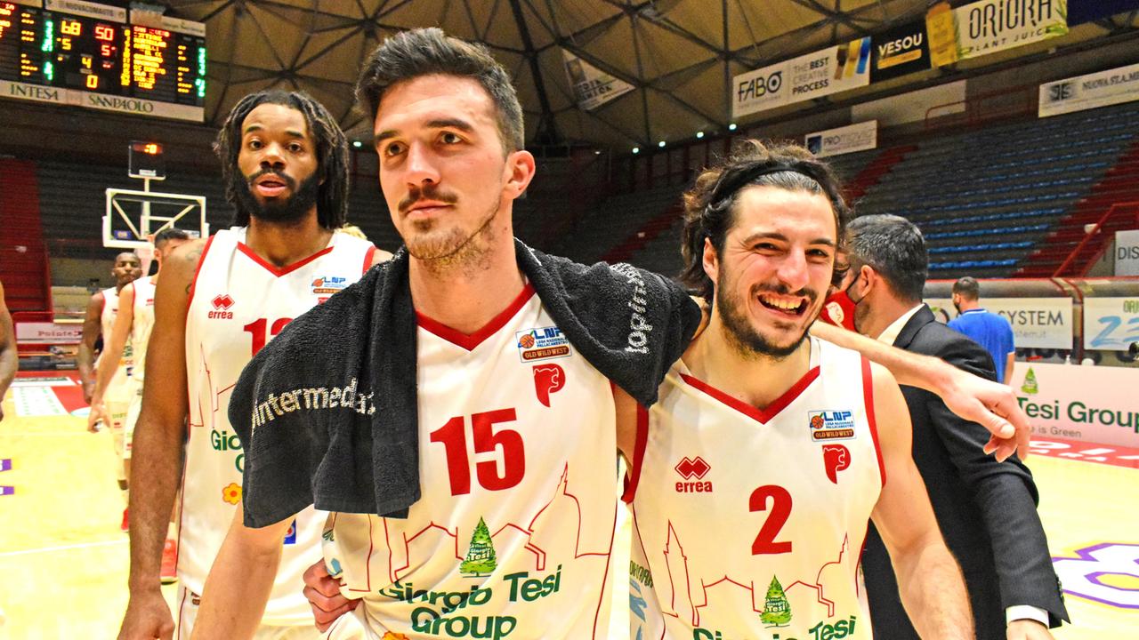 Saccaggi e Della Rosa sorridenti a fine partita e con alle spalle Fletcher (Foto Gori)