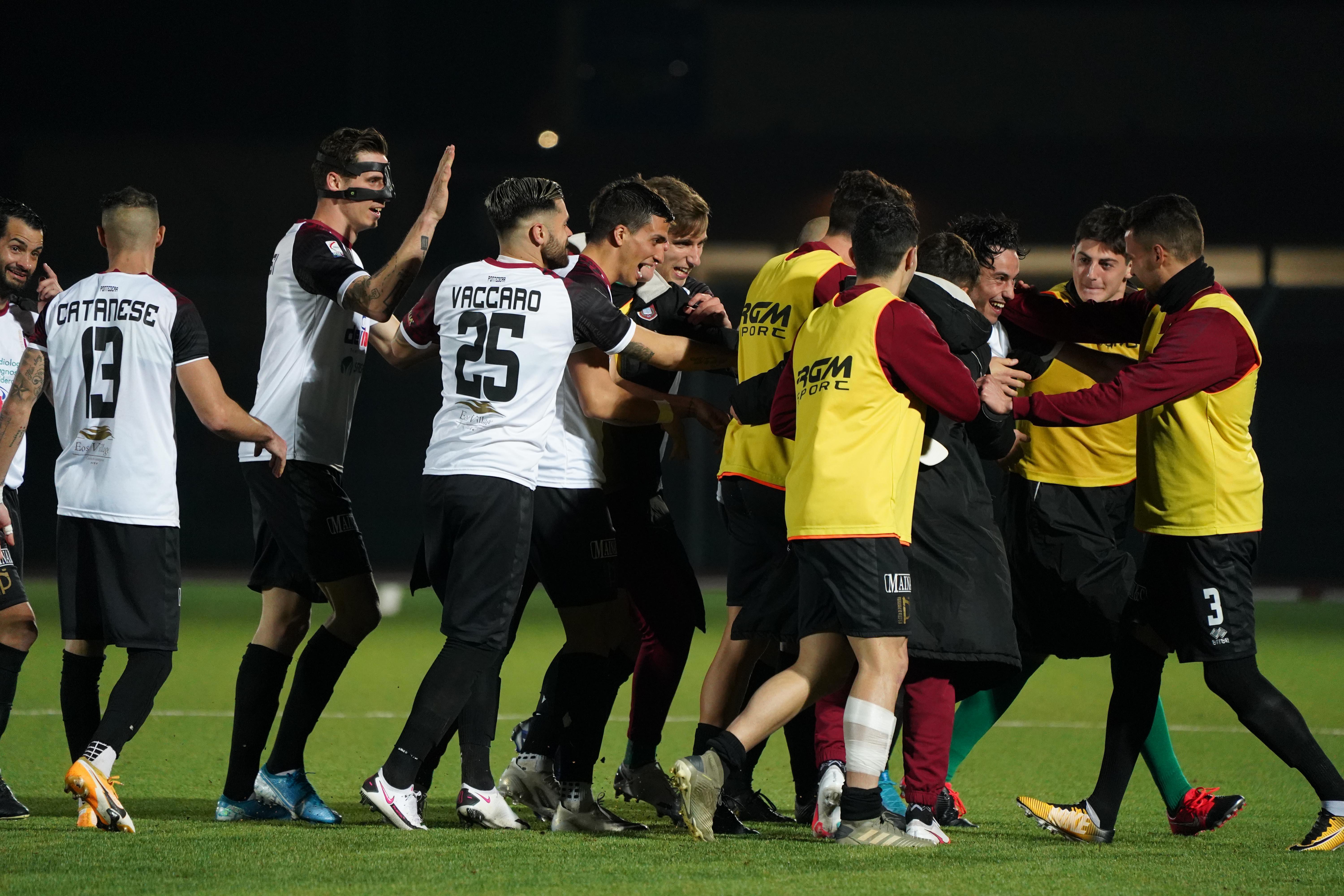 La gioia dei granata per la vittoria (Foto Franco Silvi)