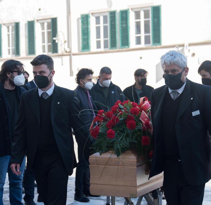 Un cuscino di garofani rossi per l’addio a Vincenzo Placido 