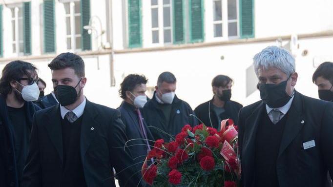 Un cuscino di garofani rossi per l’addio a Vincenzo Placido