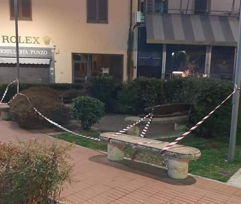 Panchine off limits in piazza