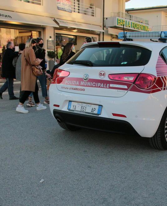 Violano le norme anticontagio multate dai vigili 24 persone 