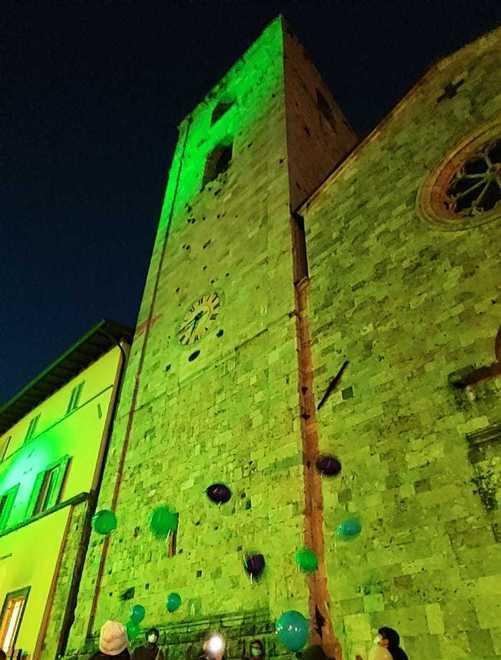 La torre di Camaiore tinta di verde per le malattie rare
