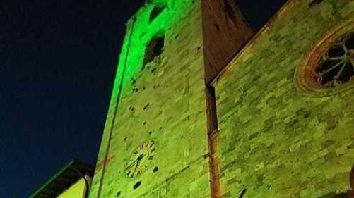 La torre di Camaiore tinta di verde per le malattie rare
