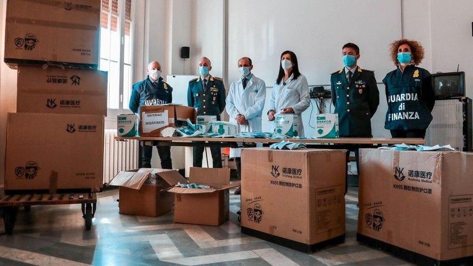 La finanza dona all’ospedale le mascherine sequestrate