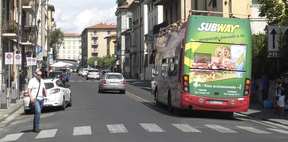 Cedimenti e buche in via Crispi «Lavori a maggio»