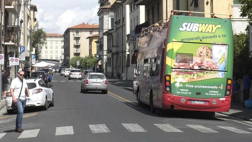 Cedimenti e buche in via Crispi «Lavori a maggio»