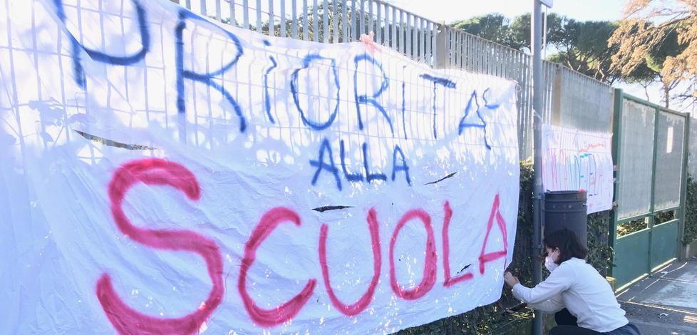 La protesta dei genitori «Non chiudete le scuole» Striscione alla Meucci