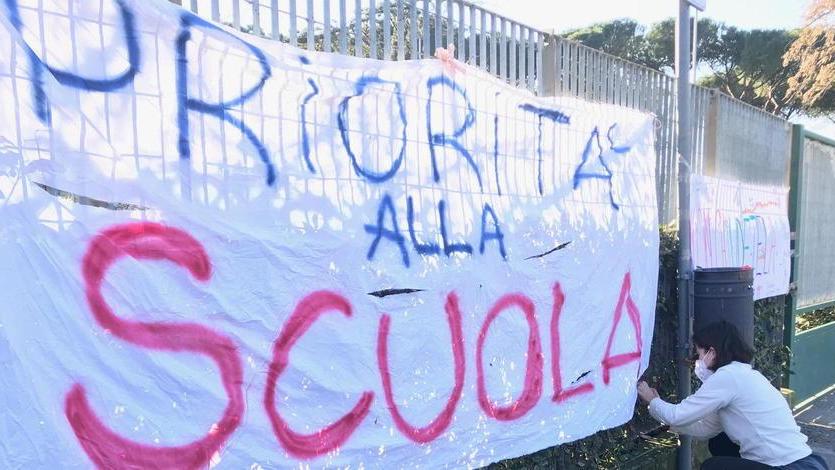 La protesta dei genitori «Non chiudete le scuole» Striscione alla Meucci
