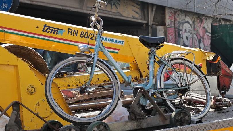 Anziana in bici investita da un furgone Ora è ricoverata in prognosi riservata