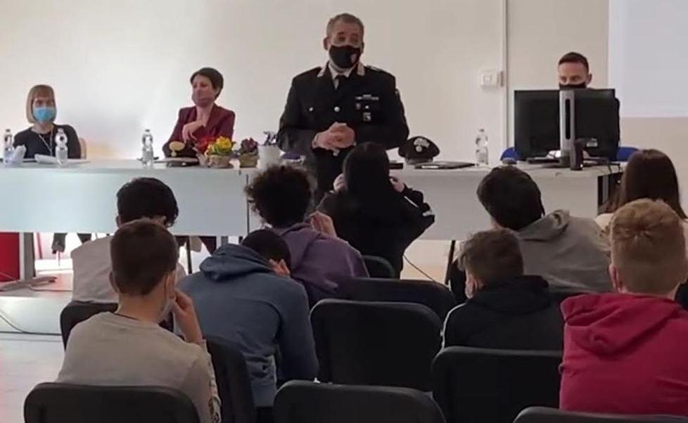 I ragazzi delle medie a lezione di legalità In cattedra i carabinieri 