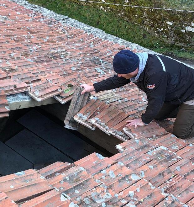 Riparazione lampo al tetto della canonica di Magrignana