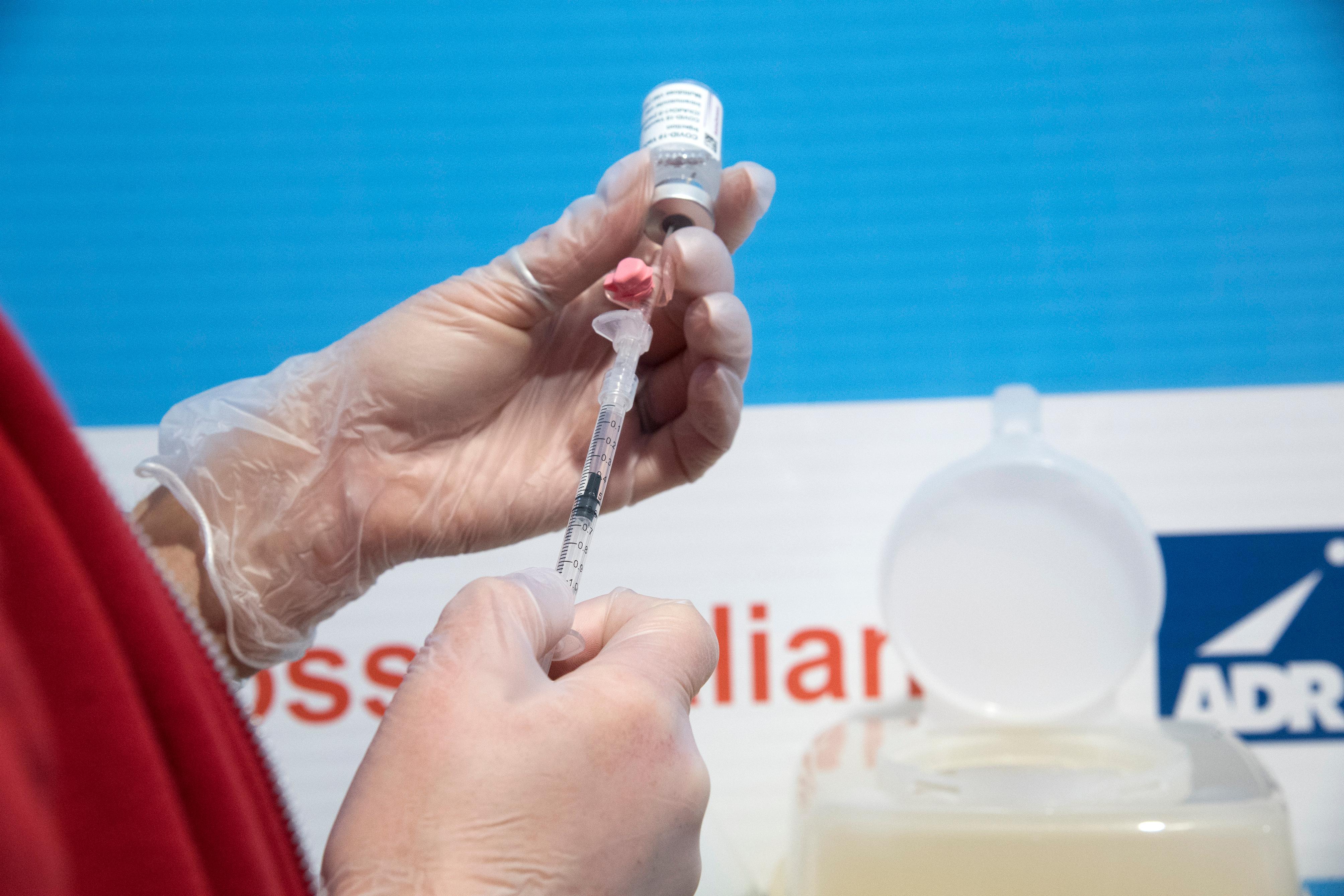 Vaccino in Toscana, pronte le dosi anche per i pazienti fragili: i limiti e come funziona la prenotazione
